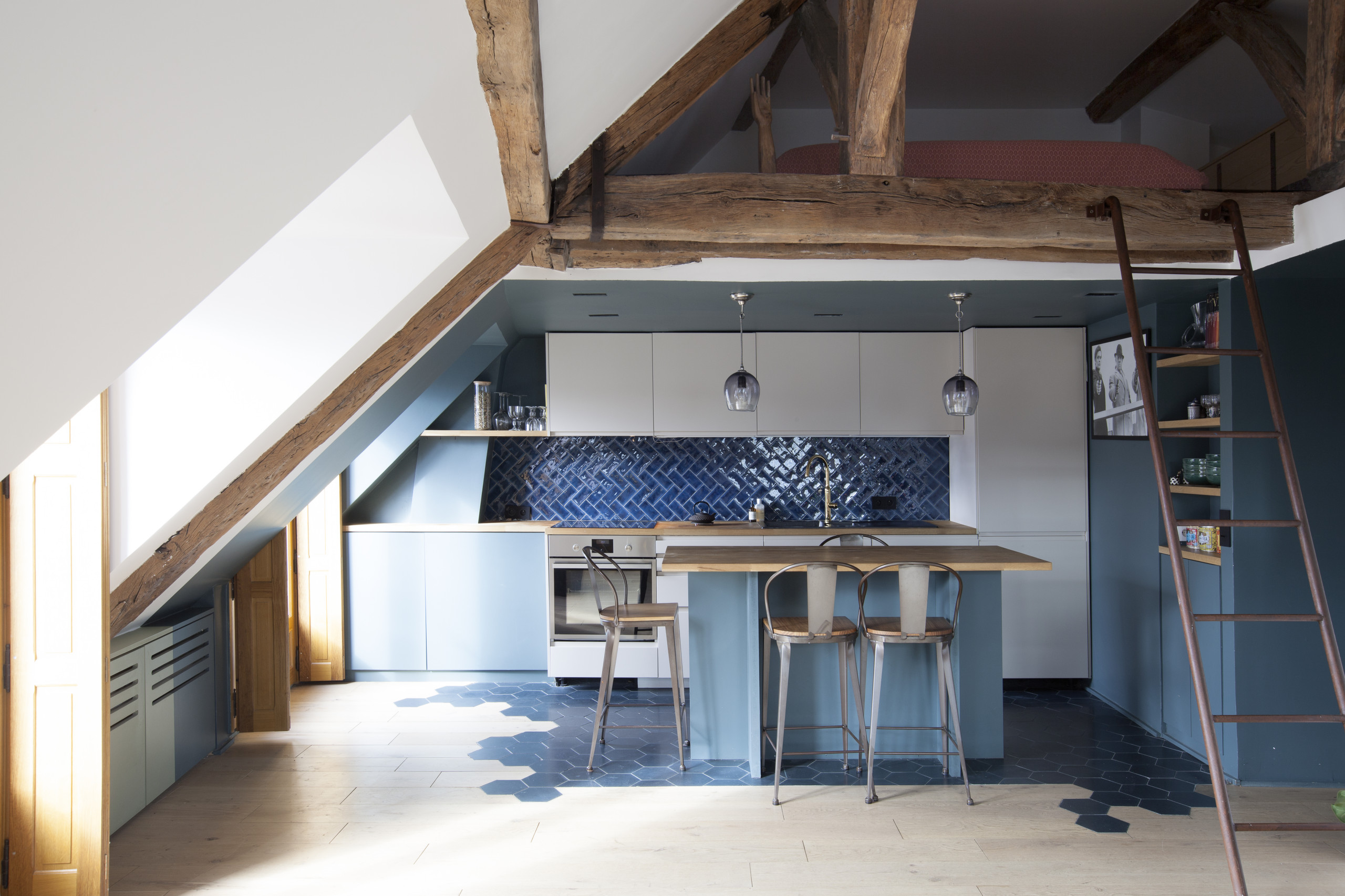 optimisez votre espace avec l’aménagement de combles de 60m2 : idées, conseils et astuces pour créer une pièce lumineuse, fonctionnelle et confortable, tout en valorisant votre maison.