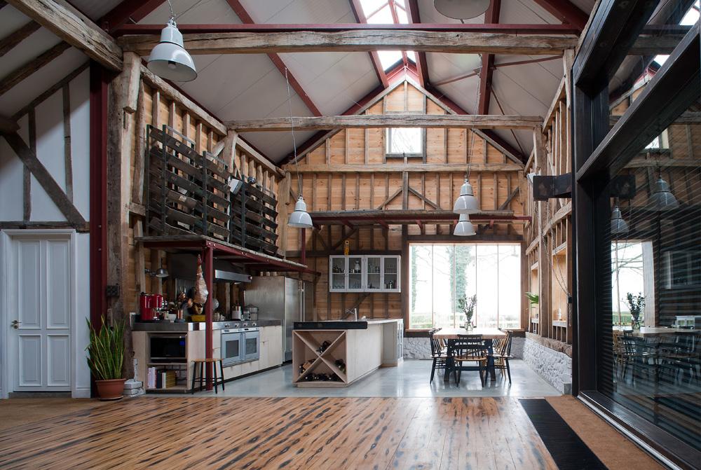découvrez toutes nos idées et conseils pour réussir l’aménagement d’une grange : transformation en maison moderne, optimisation de l’espace, astuces déco et inspiration pour créer un lieu de vie unique et chaleureux.