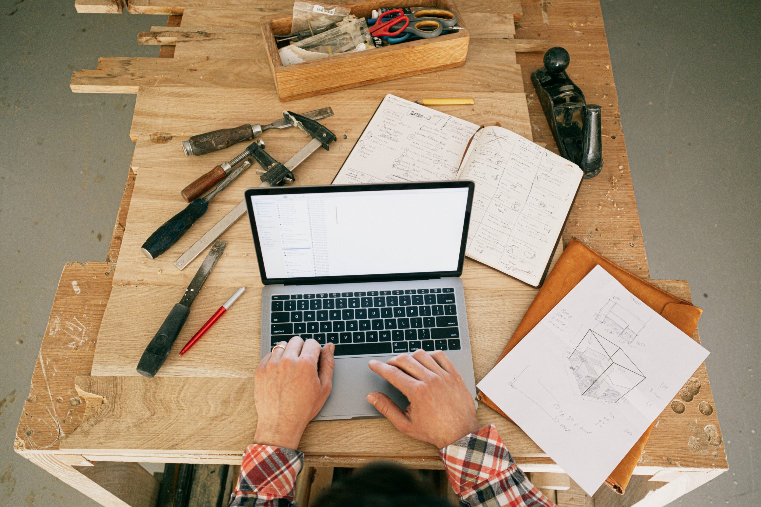 découvrez les principaux avantages de faire appel à une entreprise générale : gestion de chantier simplifiée, interlocuteur unique, respect des délais et qualité des travaux pour vos projets de construction ou de rénovation.