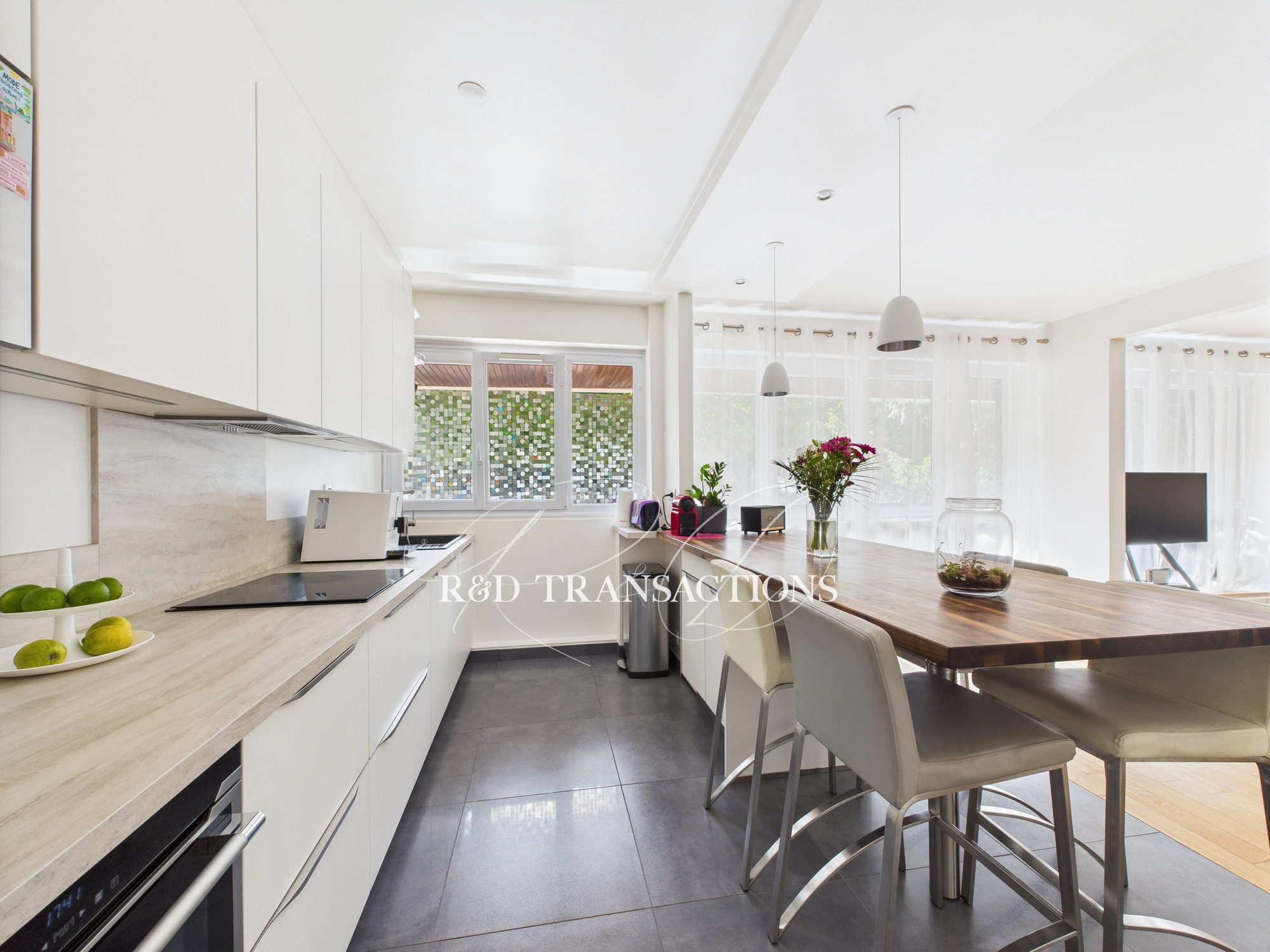 découvrez le coût moyen d'une cuisine à saint-cloud : conseils, fourchettes de prix, astuces pour économiser et choisir les meilleurs artisans pour votre projet de rénovation ou d'installation de cuisine.