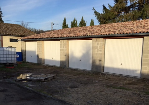 découvrez les éléments qui influencent le coût de construction d’un garage, les prix moyens selon les matériaux et dimensions, ainsi que des conseils pour optimiser votre budget.