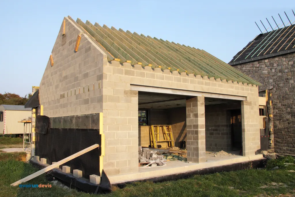 découvrez tout ce qu’il faut savoir sur le coût de construction d’un garage : prix au m², facteurs influents, matériaux et conseils pour estimer votre budget.