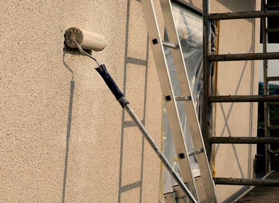 découvrez le coût moyen de la peinture au m², les facteurs qui influencent le prix et des conseils pour optimiser votre budget rénovation.