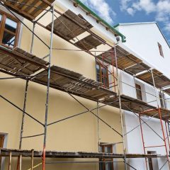 découvrez tout ce qu’il faut savoir sur le coût d’un ravalement de façade : prix au m², facteurs qui influencent le tarif, exemples de devis et conseils pour bien budgéter vos travaux.