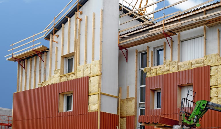 découvrez le coût d’un ravalement de façade en 2024 : prix moyens au m², facteurs qui influencent le tarif, conseils pour bien budgéter et optimiser vos travaux d’entretien extérieur.