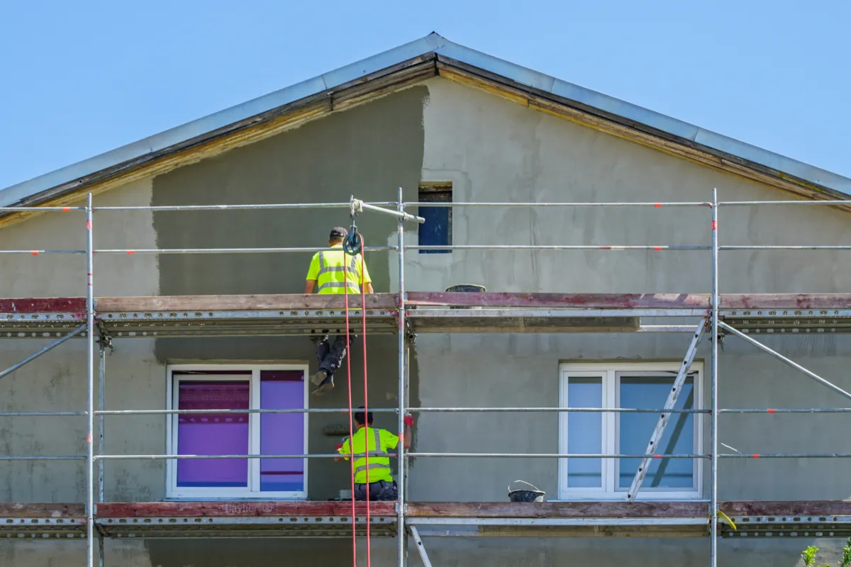 découvrez tout ce qu’il faut savoir sur le coût d’un ravalement de façade : prix au m², facteurs qui influencent le tarif, exemples de devis et astuces pour estimer votre budget.