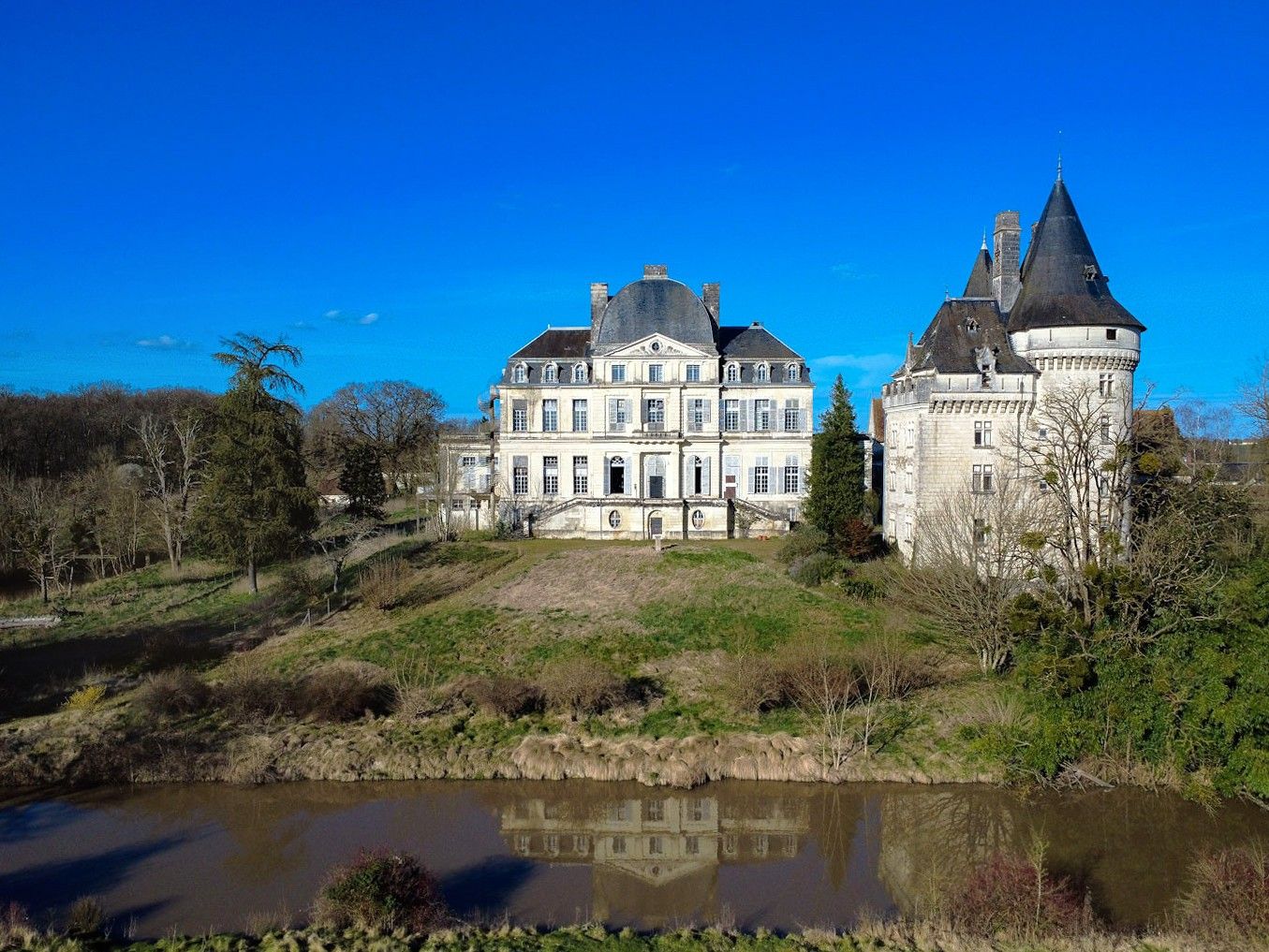 découvrez une demeure agricole authentique à réhabiliter, située à proximité de paris. idéale pour un projet de rénovation, elle offre charme, potentiel et tranquillité dans un cadre rural proche de la capitale.