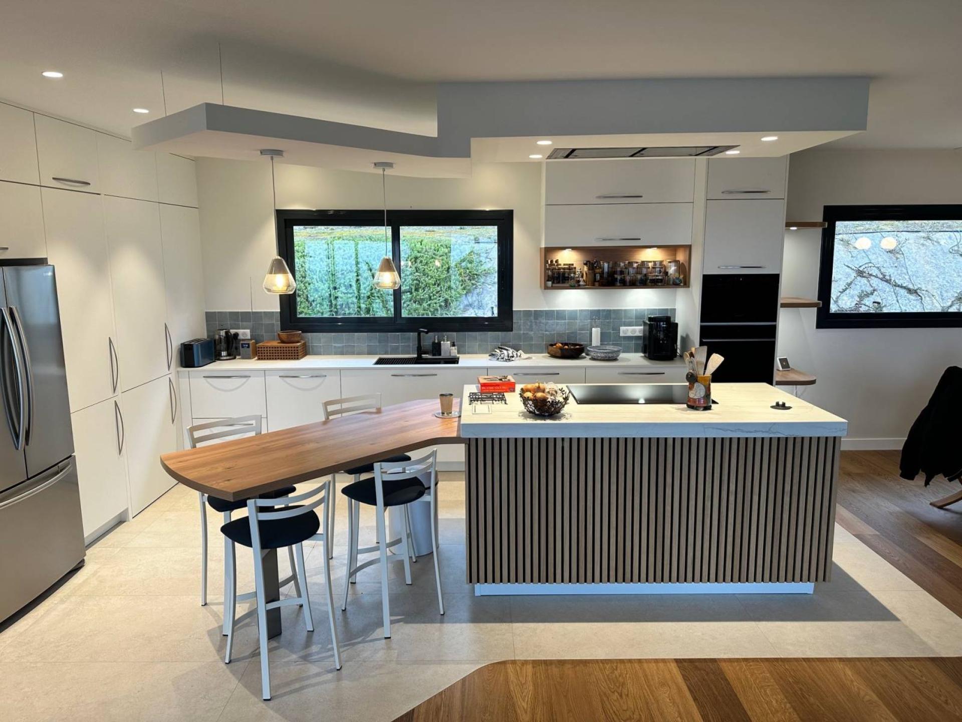 obtenez rapidement un devis personnalisé pour votre cuisine sur-mesure. comparez les prix et solutions adaptés à vos besoins pour une cuisine unique et fonctionnelle.