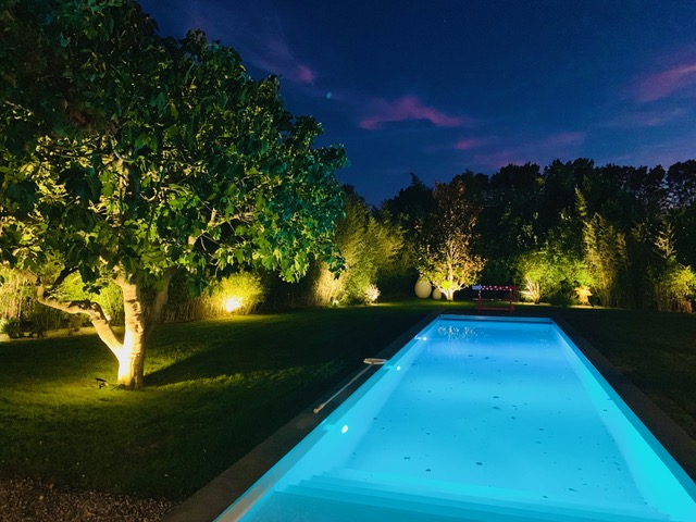 profitez d’un éclairage extérieur à neuilly conçu pour sublimer et sécuriser votre jardin ou votre façade. solutions sur mesure, installation professionnelle et matériaux haut de gamme.