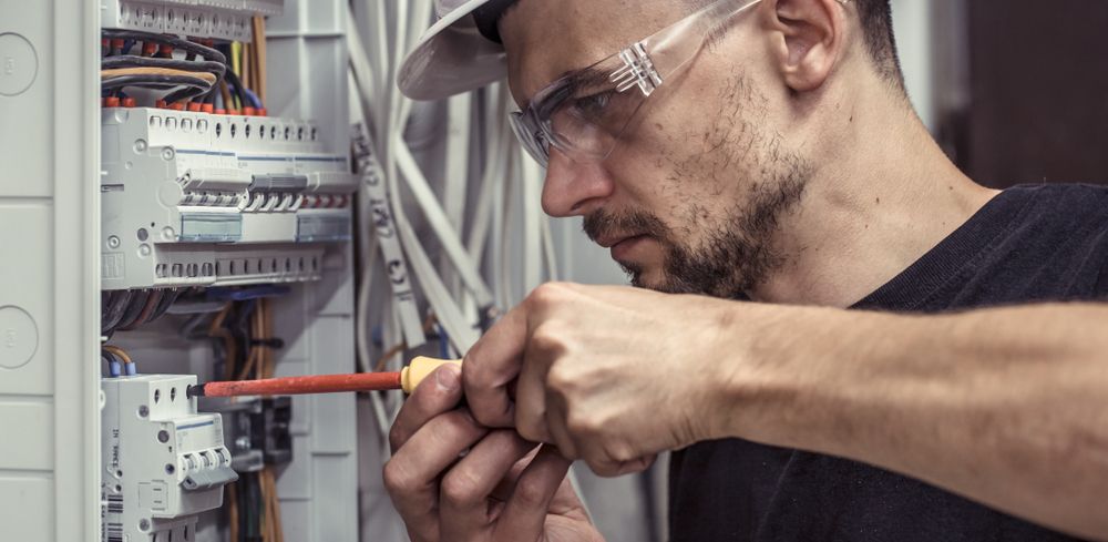 découvrez tout ce que vous devez savoir sur l'électricité dans un appartement : installation, sécurité, conseils d'économies d'énergie et solutions en cas de panne.