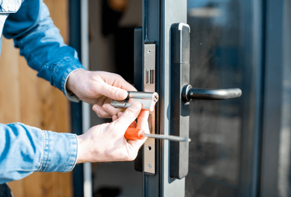 découvrez notre guide serrurerie urgence : conseils essentiels pour réagir efficacement en cas de porte claquée, de clé perdue ou de serrure bloquée. trouvez rapidement les solutions et les services adaptés à votre situation d'urgence.