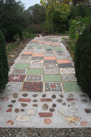 découvrez les meilleurs matériaux pour créer une allée de jardin esthétique, durable et facile à entretenir. conseils, idées et astuces pour choisir entre gravier, pavés, dalles, bois ou béton.