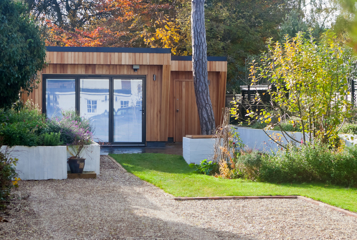 découvrez les meilleurs matériaux pour aménager une allée de jardin durable et esthétique : conseils, choix, avantages et inspirations pour sublimer votre extérieur.