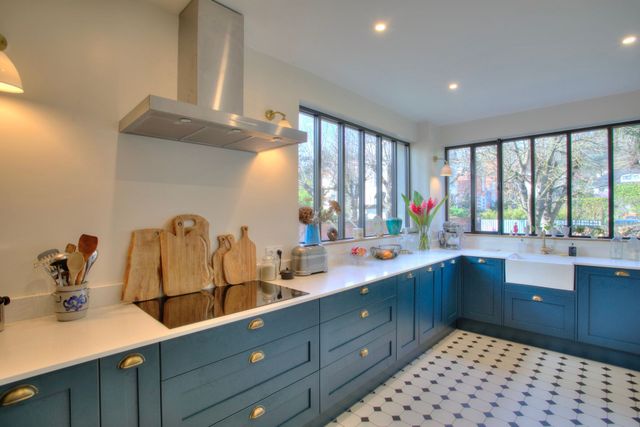 découvrez des astuces et conseils pour moderniser l'intérieur de votre appartement ou maison dans le 5ème arrondissement, en alliant design contemporain et solutions pratiques.