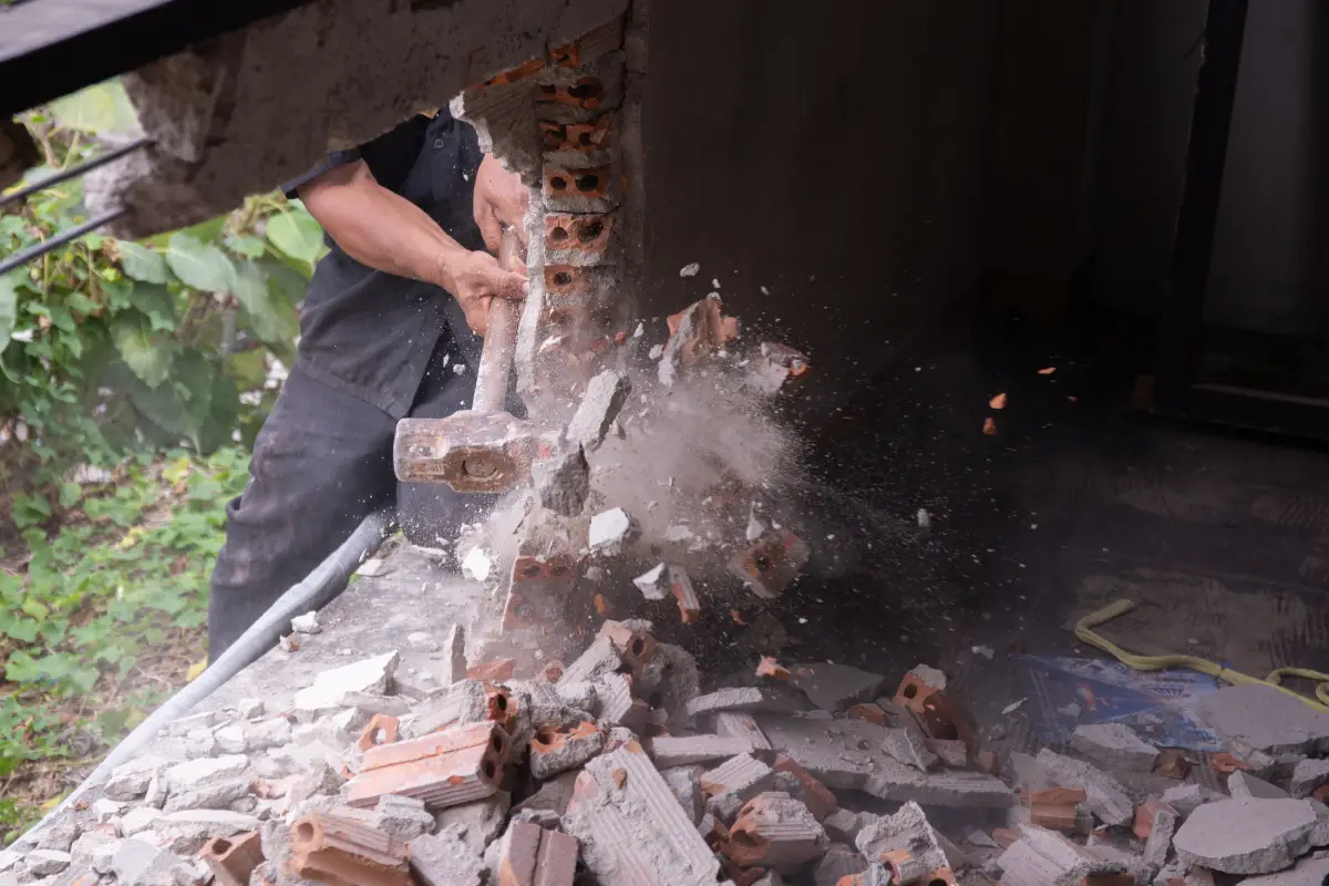découvrez les principales normes à respecter pour la démolition d’un mur porteur : législation, autorisations, sécurité et conseils essentiels pour réaliser vos travaux en toute conformité.