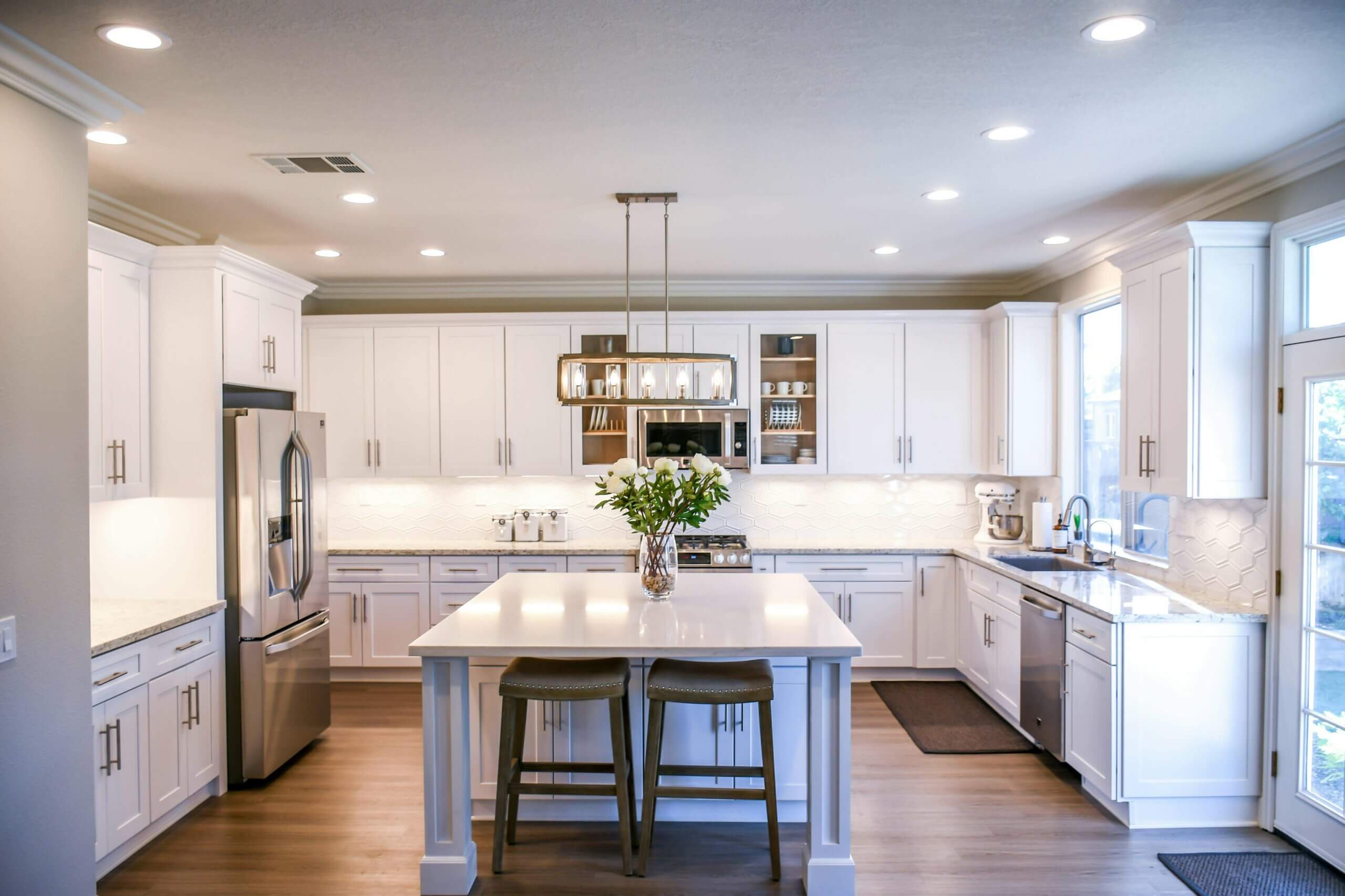 découvrez des astuces efficaces pour réduire le coût de la rénovation de votre cuisine tout en obtenant un résultat moderne et fonctionnel. conseils, idées et solutions économiques à découvrir !