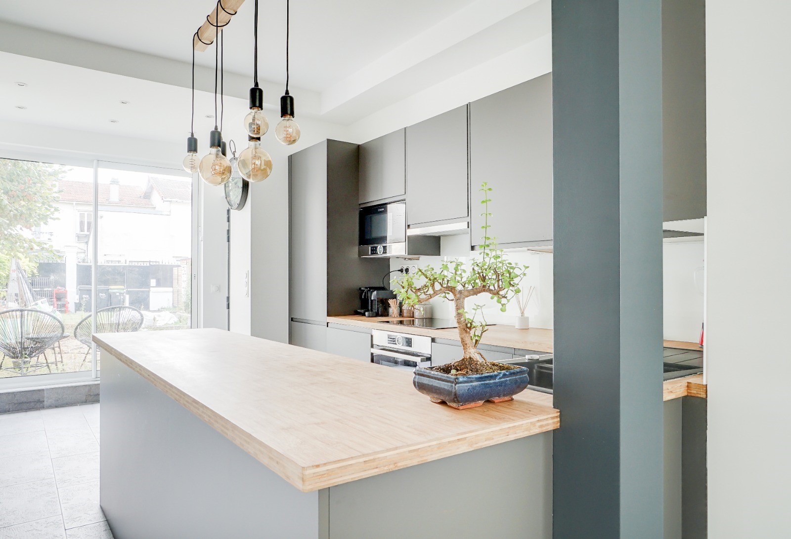 confiez la rénovation de votre cuisine à des experts pour transformer votre espace en un lieu moderne, fonctionnel et convivial, adapté à vos besoins et à votre style.