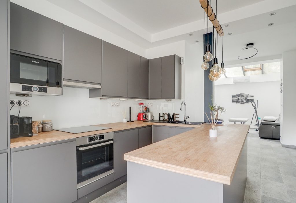 confiez la rénovation de votre cuisine à paris 11 à des experts qualifiés. profitez d'un accompagnement personnalisé pour transformer votre espace avec des matériaux de qualité et des solutions sur-mesure. devis gratuit.