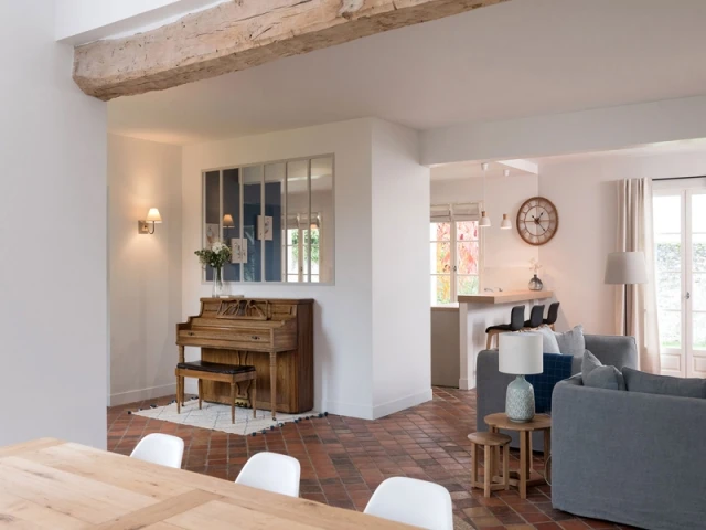 découvrez nos conseils et astuces pour réussir la rénovation d'une maison ancienne : étapes clés, idées déco, choix des matériaux et solutions pour moderniser tout en préservant le charme d'autrefois.