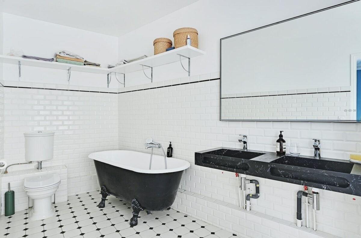 découvrez nos conseils et astuces pour réussir la rénovation complète d'une salle de bain de 15m2. inspirez-vous de nos idées d'aménagement, choix de matériaux et solutions modernes pour créer une pièce fonctionnelle et esthétique.