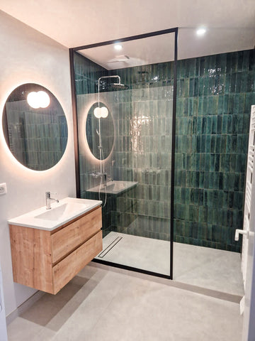 découvrez comment aménager une salle de bains moderne alliant design contemporain et fonctionnalité, avec des idées de décoration, des matériaux tendance et des conseils pour optimiser l'espace.