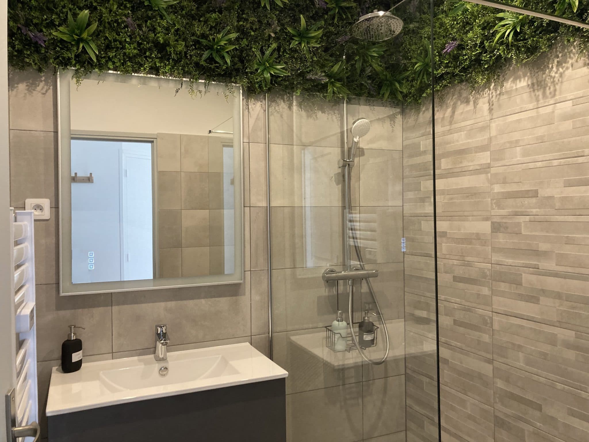 découvrez comment créer une salle d'eau tendance sans dépasser votre budget : astuces déco, matériaux abordables et inspirations pour un espace moderne et fonctionnel.