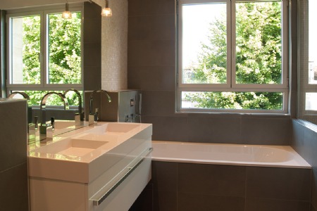 découvrez des salles de bain accessibles à neuilly, adaptées aux personnes à mobilité réduite. confort, sécurité et design pour votre projet de rénovation sur mesure.