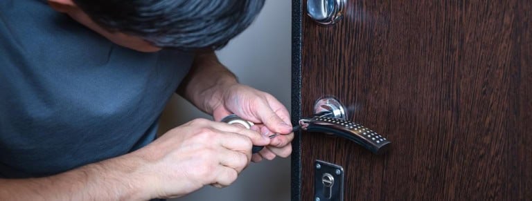 besoin d'un serrurier la nuit ? notre service de serrurerie nocturne est disponible 24h/24 pour toute urgence : ouverture de porte, changement de serrure, dépannage rapide et professionnel.