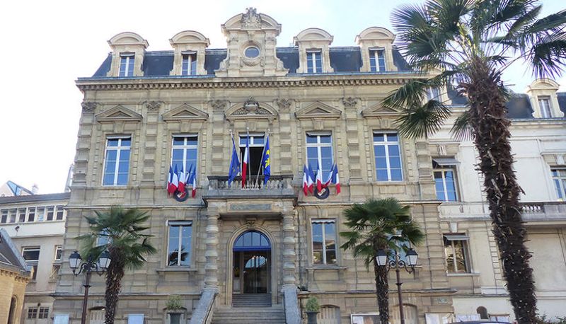 besoin d’un serrurier à saint-cloud ? intervention rapide pour ouverture de porte, changement de serrure ou dépannage d’urgence. devis gratuit et travail soigné, 24h/24 et 7j/7.