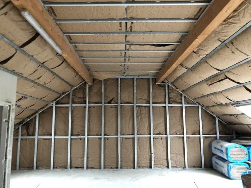 découvrez comment transformer vos combles en un espace de vie fonctionnel et agréable. conseils, idées et astuces pour optimiser l’aménagement de vos combles.