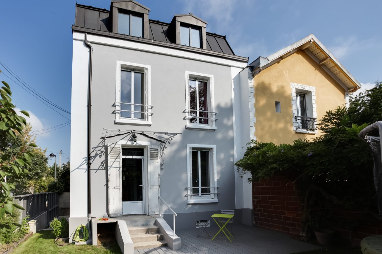 découvrez tout ce qu'il faut savoir sur les coûts d'un ravalement de façade : tarifs moyens, facteurs influençant le prix, exemples de devis et conseils pour bien budgéter vos travaux en 2024.