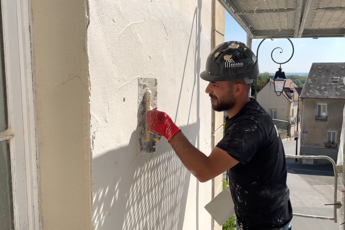 découvrez tout ce qu'il faut savoir sur les coûts de ravalement de façade : prix moyens, facteurs influençant le tarif, conseils pour bien budgéter et réussir vos travaux de rénovation extérieure.