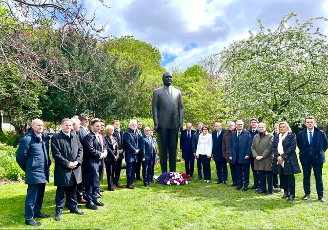 rendez hommage à georges pompidou : découvrez sa vie, son héritage et l'empreinte qu'il a laissée sur la france. informations, anecdotes et hommages à l’ancien président.
