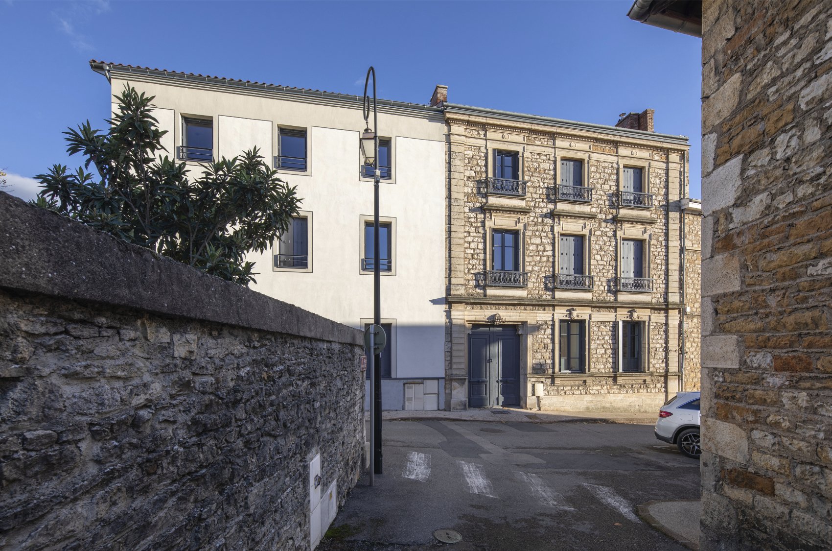 découvrez nos solutions de rénovation pour les monuments historiques et l'habitat social : préservation du patrimoine, amélioration du confort, efficacité énergétique et valorisation durable des bâtiments.