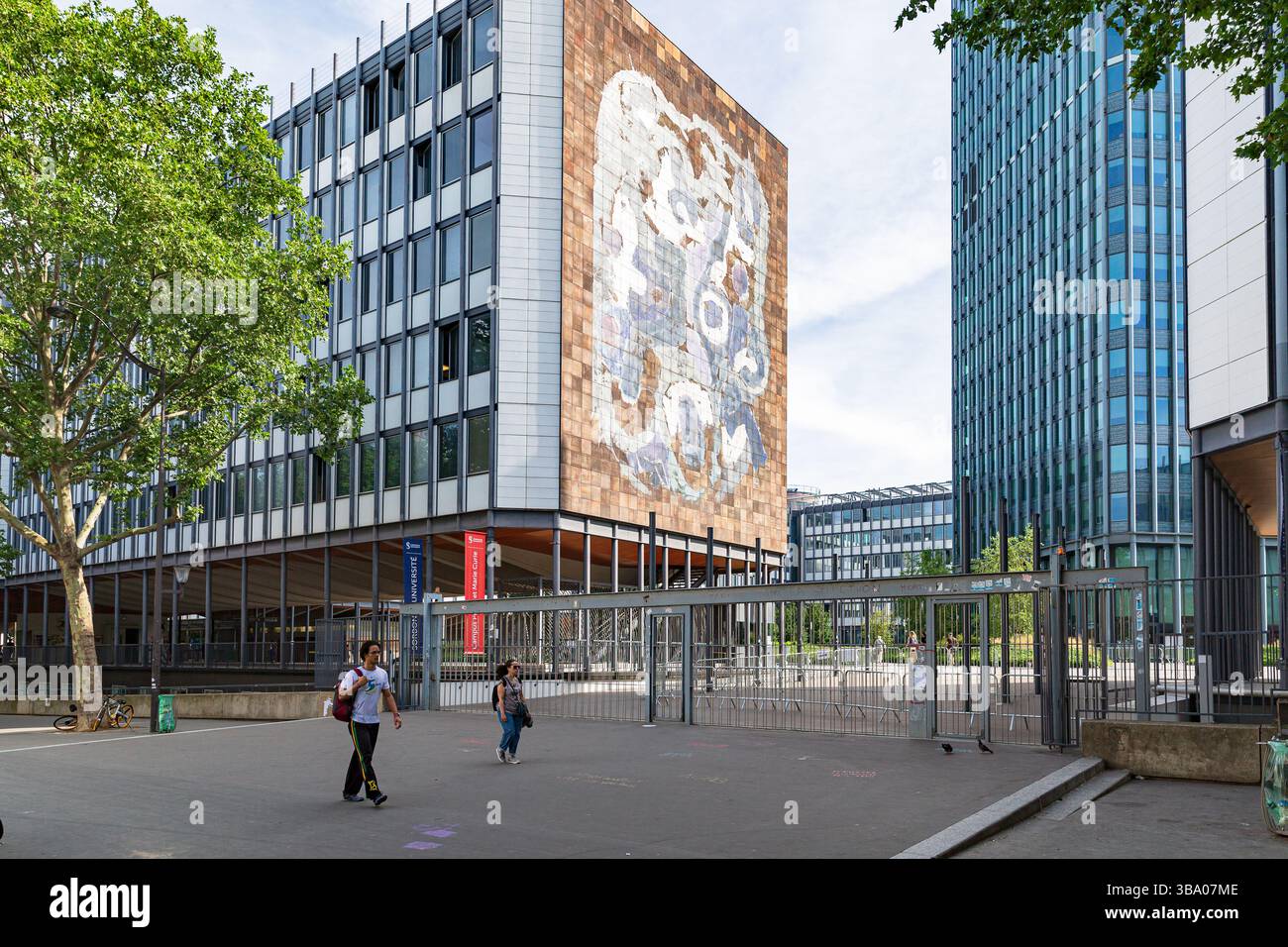 découvrez le square marie-curie, un espace vert paisible au cœur de la ville, idéal pour se détendre, se promener ou profiter d’un moment en famille dans un cadre verdoyant et agréable.